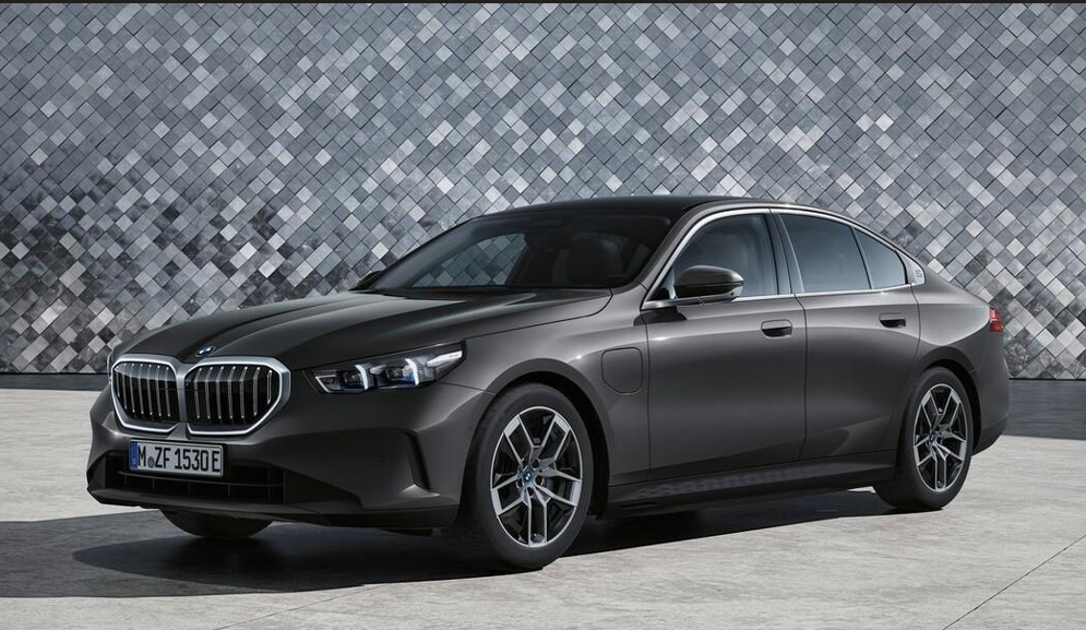 سيارة BMW 520i Luxury