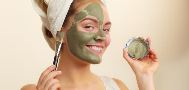 العناية بالبشرة الدهنية في الصيف