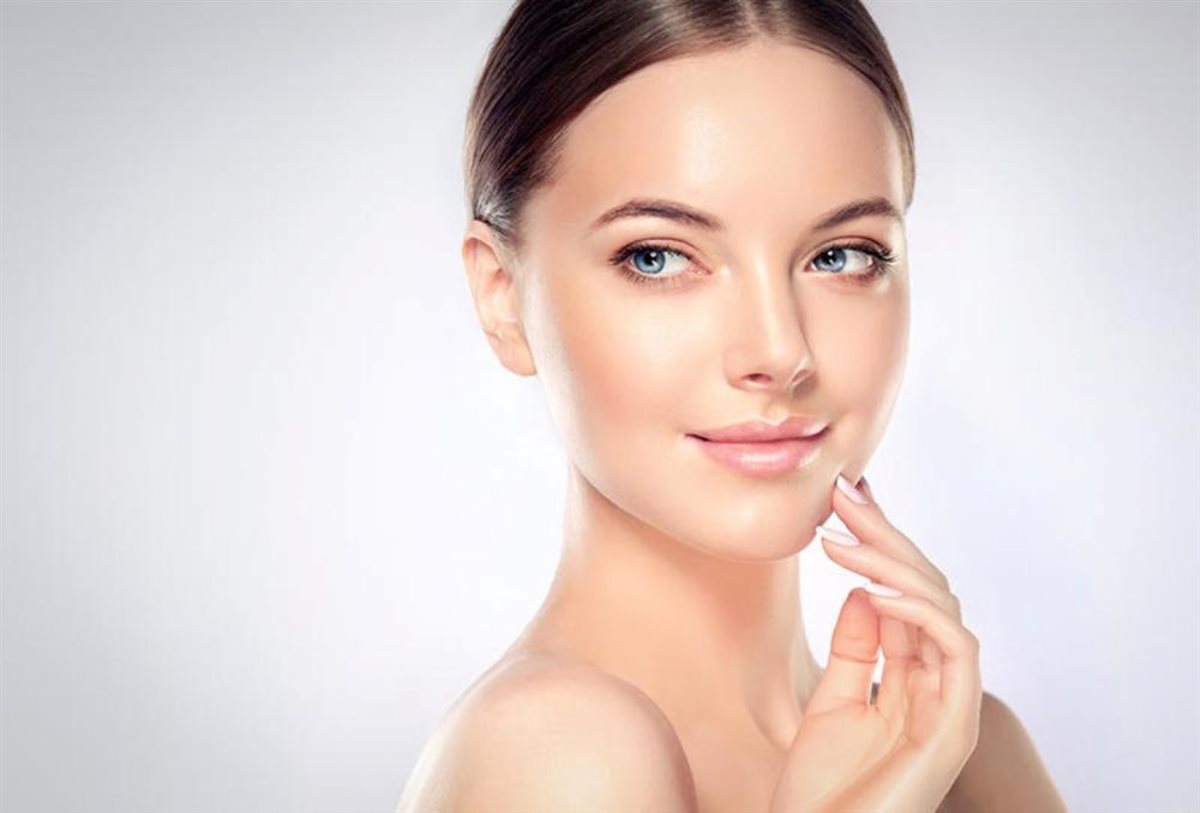 روتين يومي لبشرة صافية بدون مكياج