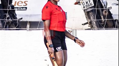 الحكمة البرازيلية انجريدي سانتوس في مرمى الانتقادات.. هل جمالها يشتت اللاعبين حقًا؟ 