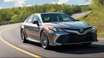 مواصفات تويوتا كامري 2026 الجديدة كليًا.. تصميم هجومي وأداء هجين متطور